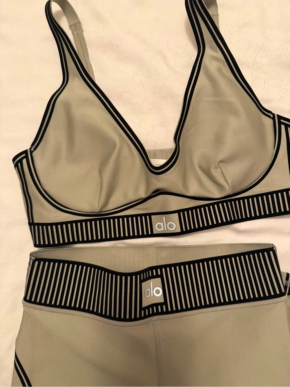 ALO Yoga Airlift set in green